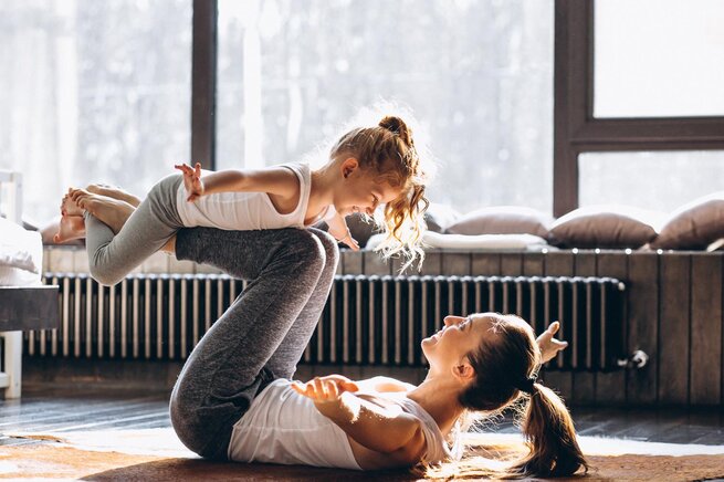 Mama und Kind am spielen, Familienzeit